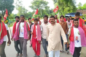 बहराइच से लखनऊ पैदल यात्रा पर सपा कार्यकर्ता :  मिशन 2027 के लिए महसी में हुआ स्वागत; अंगवस्त्र पहनाकर अभिनंदन