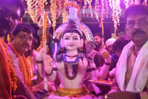 50 किमी की भव्य शोभायात्रा के बाद उन्नाव के महादेव चौक पर विराजे भोलेनाथ, हर-हर महादेव से गूंजा शहर