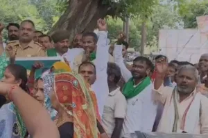 बाराबंकी :  घेराव का ऐलान, फिर अचानक वृक्षारोपण, बैकफुट पर किसान नेता