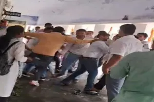 तिरंगा यात्रा के दौरान पीजी कॉलेज में मारपीट, जमकर चले लात-घूंसे, वीडियो वायरल