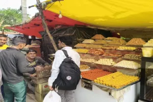सीतापुर :  खुशियों की मिठास में मिलावटखोरी का तड़का!