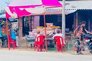 श्रावस्ती :  सड़क किनारे सजे हैं मिठाइयों के स्टॉल, खुले में बेची जा रही मिठाइयां