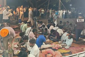  Bahraich News : बलहा में आमरण अनशन पर बैठे युवा, विद्युत की बदहाली पर किया प्रदर्शन 