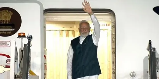 काशी पहुंचे प्रधानमंत्री मोदी, महिला सम्मेलन के लिए जुटने लगी भीड़