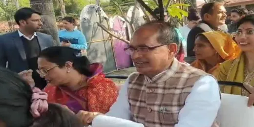 शिवराज सिंह ने वृन्दावन में की पूजा-अर्चना : कहा- किसानों के हित में है अमेरिका के साथ व्यापार समझौता