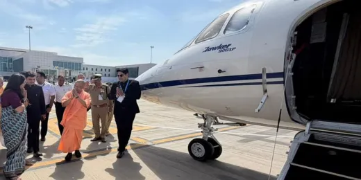ऐतिहासिक पल : नोएडा इंटरनेशनल एयरपोर्ट से पहली उड़ान, CM योगी और राज्यपाल ने किया लखनऊ का सफर