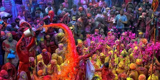 रंगों से आगे... आत्मा के रंगों की होली