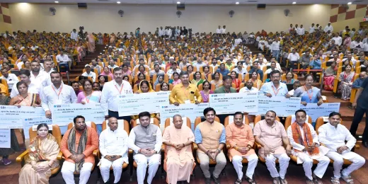 बिचौलियों ने किया शोषण... सम्मान समारोह में बोले सीएम योगी- 'ट्रेड यूनियन वाली सोच' से दूर रहें शिक्षा मित्र, अपनायें सकारात्मक नजरिया