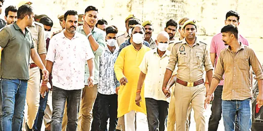 रामलला के चढ़ावे पर डाका :  टिन्नू समेत सभी आठ आरोपी न्यायिक अभिरक्षा में गए जेल, आरोपियों की निशानदेही पर बरामद करीब 80 लाख रुपये भी कोर्ट में पेश