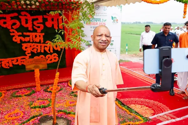 <span class="t-red">'एक पेड़ मां के नाम' अभियान में UP ने रचा इतिहास :</span> एक दिन में 35.27 करोड़ पौधे लगाकर बनाया नया रिकॉर्ड; CM योगी ने किया नेतृत्व