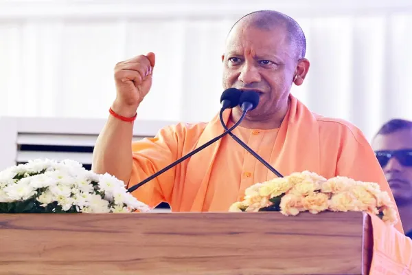 <span class="t-red">CM Yogi in Ghaziabad :</span> 'बम बनाने वालों से नहीं, शिवभक्तों के बम-बम से थी तकलीफ', गाजियाबाद में सपा-कांग्रेस पर बरसे CM योगी