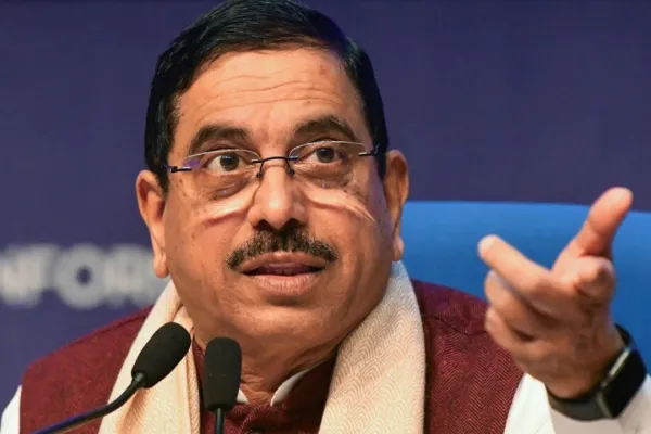 <span class="t-red">प्रह्लाद जोशी बने नये शिक्षा मंत्री,</span> धर्मेंद्र प्रधान का इस्तीफा मंजूर