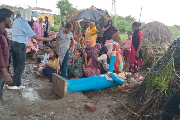 Badaun News : बदायूं में आंबेडकर प्रतिमा को लेकर बवाल, दिनभर तनातनी के बाद पथराव 