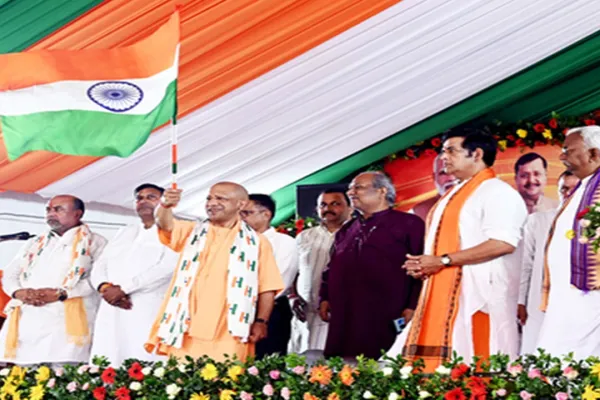 <span class="t-red">Gorakhpur News :</span> गोरखपुर में CM योगी ने निकाली तिरंगा यात्रा, बोले- असंख्य क्रांतिकारियों के बलिदान से मिली आजादी