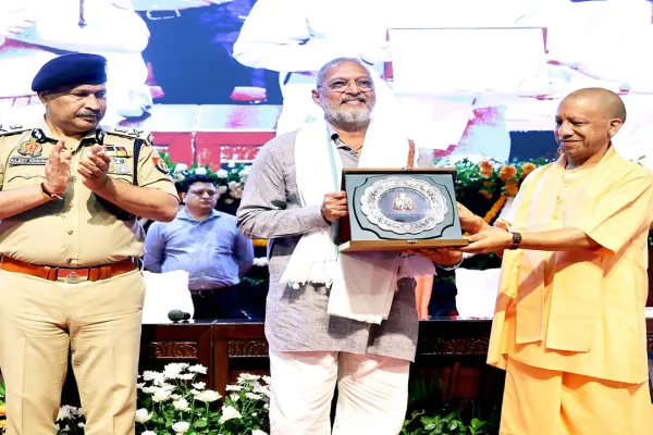 <span class="t-red">CM योगी की दो टूक :</span> नेता-अधिकारी का बेटा भी कानून से ऊपर नहीं, अपराध किया तो भुगतना होगा अंजाम