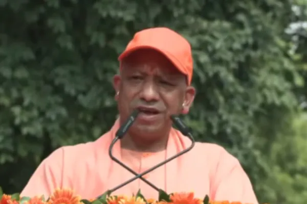 <span class="t-red">UP News: </span>सीएम योगी ने लखनऊ से शुरू की तिरंगा यात्रा, बोले- ‘ऊर्जा का प्रतीक है हमारा युवा’