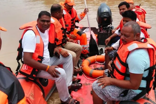 <span class="t-red">यूपी में राहत-बचाव कार्य में जुटा NDRF,</span> रामबाग से ट्रेनों के संचालन पर ब्रेक; भदोही में 22 बाढ़ चौकियां सक्रिय