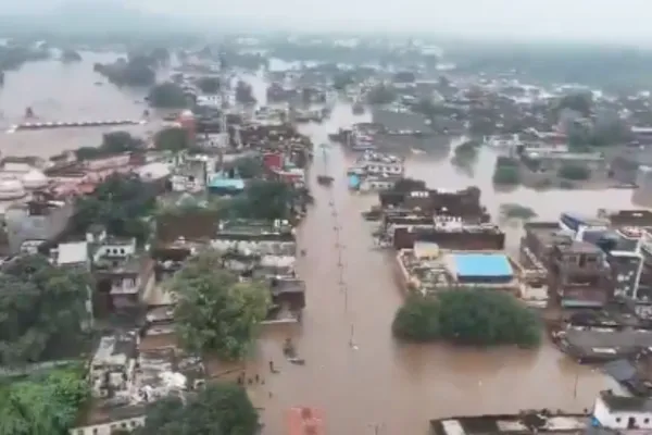 <span class="t-red">यूपी में बाढ़ का कहर:</span> रास्ते बंद, 15 हजार लोग फंसे, 800 दुकानें डूबीं; घर से निकलने से पहले जानें हाल