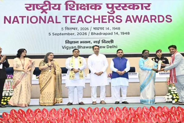  <span class="t-red">Teacher's Day 2026 :</span> राष्ट्रपति मुर्मू ने 48 शिक्षकों को किया सम्मानित, बोलीं- निष्ठावान शिक्षक होते हैं राष्ट्र निर्माता