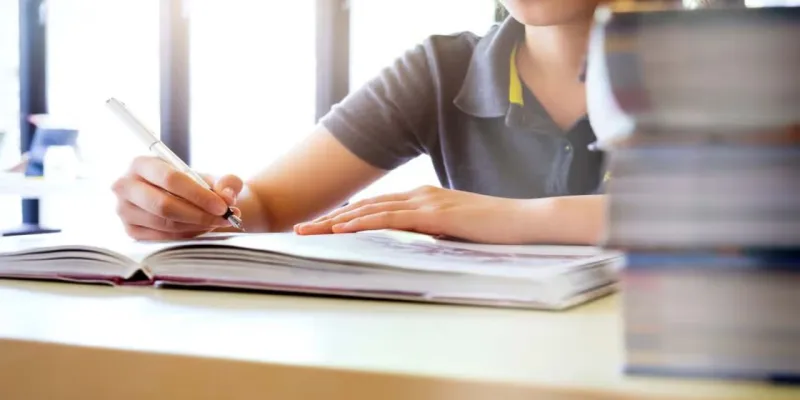 परिषदीय विद्यालयों की बंदी पर सपा का हंगामा, बोले- सरकार ने कहा था एक भी स्कूल नहीं हुआ बंद 