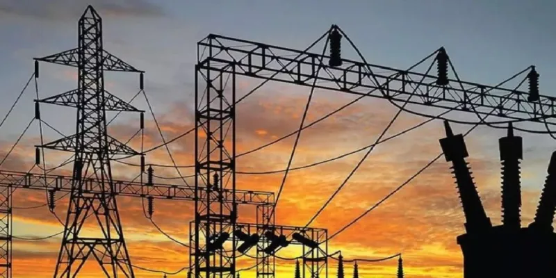 लखनऊ : 25 हजार संविदा कर्मी हटाए, गड़बड़ा सकती है बिजली व्यवस्था