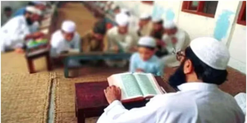 मान्यता रद्द होने के बाद भी चल रहा वेतन घोटाला: 3 कमरे के मदरसे में 24 टीचर अभी भी मौजूद  