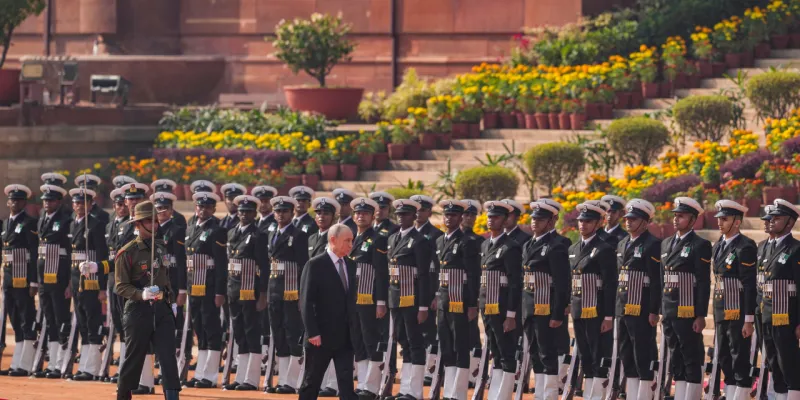 Putin India Visit:  राजघाट पहुंचे पुतिन ने महात्मा गांधी को दी श्रद्धांजलि, राष्ट्रपति भवन में दी गई 21 तोपों की सलामी