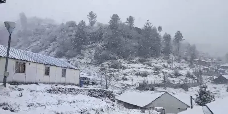 UP Weather Update: उत्तराखंड में होगी बर्फबारी, कंपकपाएगा यूपी... कोहरा और धुंध का असर, सड़क यातायात प्रभावित