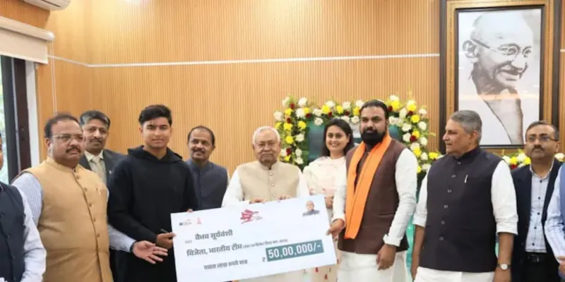 बिहार पहुंचते ही वैभव सूर्यवंशी हुई मालामाल :  सीएम नीतीश ने 50 लाख का चेक देकर किया सम्मानित