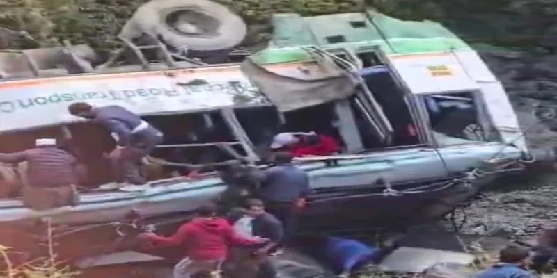 देहरादून : यात्रियों को लेकर जा रही हिमाचल की बस खाईं में गिरी, 2 महिलाओं समेत 4 की मौत 