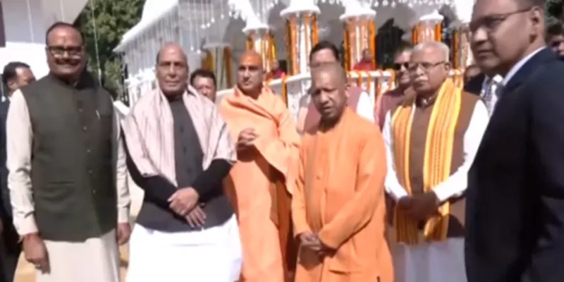 स्वामी सत्यमित्रानंद गिरी जी महाराज की श्री विग्रह मूर्ति स्थापना समारोह में शामिल हुए सीएम योगी, कहा- संत समाज है भारत की आत्मा