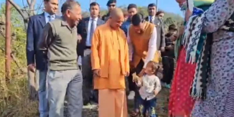 उत्तराखंड :  अपने गांव पहुंचे मुख्यमंत्री योगी....बुजुर्गों का पूछा हाल, बच्चों संग किया संवाद 