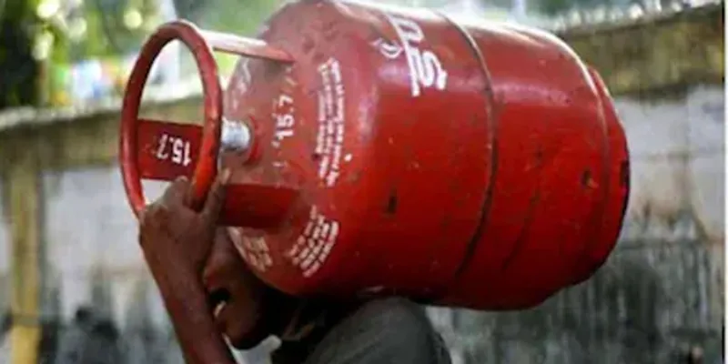 Uttrakhand: सिलेंडर के लिए सुबह 5 बजे से ही लाइन में लग जा रहे हैं उपभोक्ता