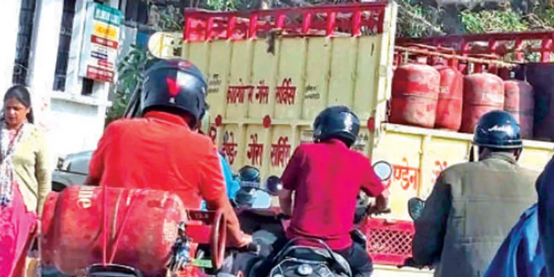 Uttrakhand: सिलेंडर के लिए लगा डाली रेस, बाइक-स्कूटी से गैस ट्रक का किया पीछा