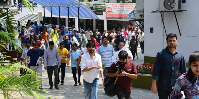 यूपी : लखनऊ और प्रयागराज के 27 केंद्रों पर चल रही यूपी पीसीएस की मुख्य परीक्षा, चप्पे-चप्पे पर पहरा 