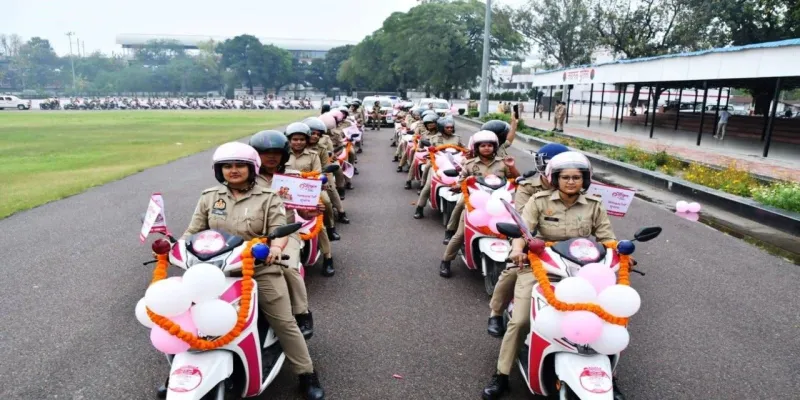 लखनऊ : नवरात्रि पर 600 पुलिसकर्मियों ने निकाली महिला सुरक्षा जागरूकता रैली