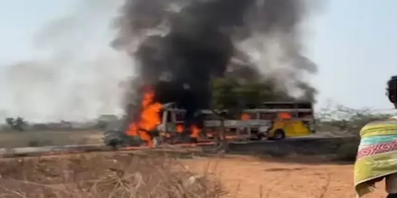 कर्नाटक में दर्दनाक हादसा : टक्कर के बाद कार और बस में लगी भीषण आग, छह लोग जिंदा जले
