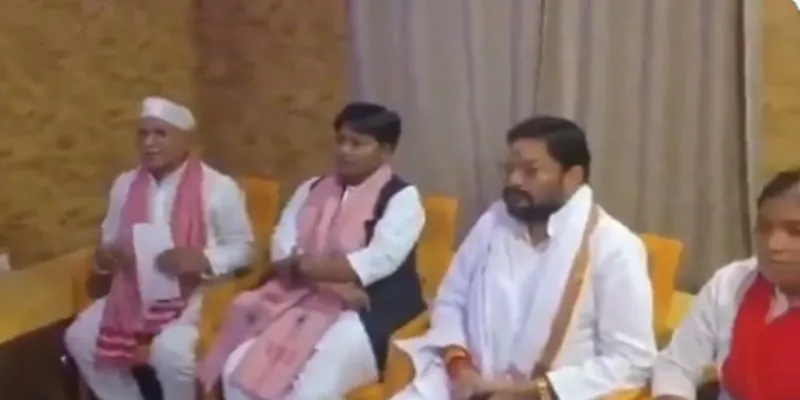 गाजीपुर केस : सपा प्रतिनिधिमंडल ने की मृत लड़की के पिता मुलाकात, पांच लाख का चेक सौंपा 