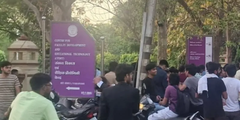 आईआईटी बीएचयू में छात्रों ने किया प्रदर्शन, यूथ पार्लियामेंट्री चुनाव में गड़बड़ी का लगाया आरोप