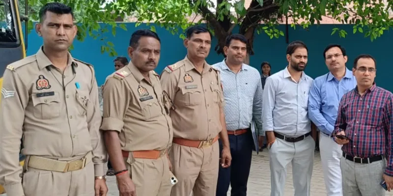 Firozabad News: शिक्षा विभाग के अधिकारियों ने निजी विद्यालयों में मारा छापा, ड्रेस और किताबों के नाम पर वसूल रहे थे मनमानी रकम