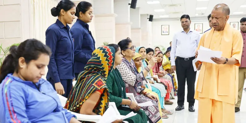 यूपी सीएम योगी ने जनता दर्शन में सुनी फरियादियों की समस्या, दिए समयसीमा में निस्तारण के निर्देश 