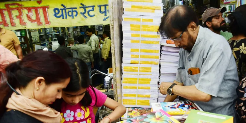 शैक्षिक डकैती के अड्डे बन गए स्कूल और पुस्तक विक्रेता,  निजी स्कूलों की मनमानी जारी, अभिभावकों पर थोपा जा रहा भारी-भरकम बोझ 