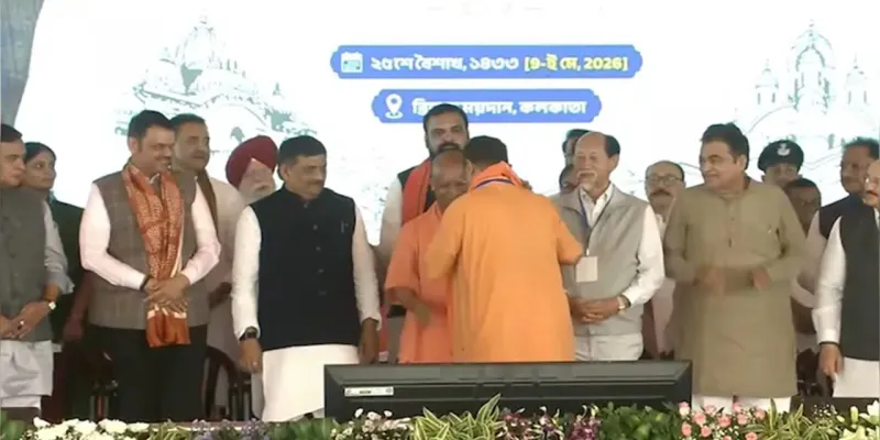सीएम योगी ने शुभेंदु को पहनाया भगवा अंगवस्त्र :  मंत्रियों को दी शुभकामनाएं, कहा- 'जनसेवा से पुनर्स्थापित करें सोनार बांग्ला का गौरव'  
