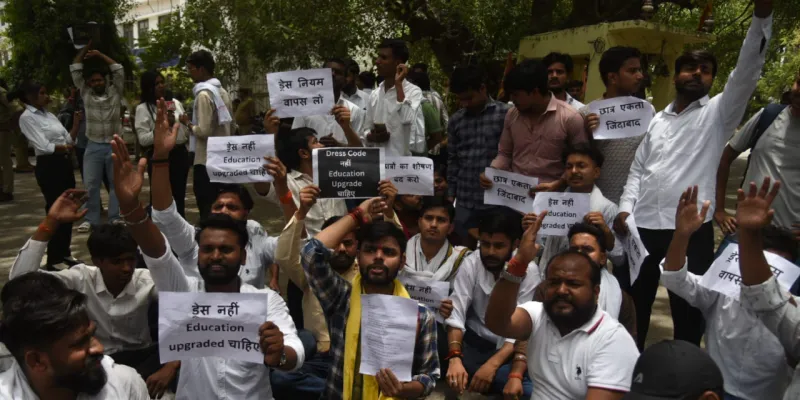 'यूनिवर्सिटी है, स्कूल नहीं!' लखनऊ विश्वविद्यालय में ड्रेस कोड के खिलाफ सड़क पर लेटे छात्र, कुलपति और प्रशासन के खिलाफ फूटा छात्रों का गुस्सा