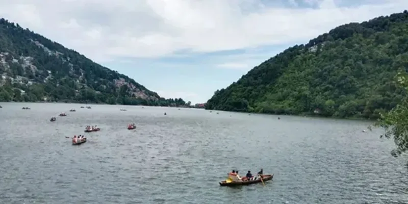 Uttrakhand News: नैनीताल में हुई प्री मानसून की हल्की बारिश, सरोवर नगरी में छाया कोहरा