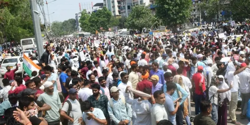 BPSC TRE-4 अधिसूचना में देरी से पटना की सड़कों पर उतरे हजारों अभ्यर्थी, पुलिस से तीखी झड़प