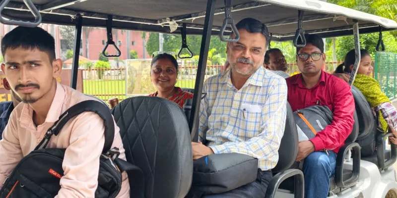बरेली : एमजेपी रुहेलखंड विश्वविद्यालय में वाहनों का प्रवेश बंद! गाड़ियां गेट पर छोड़कर पैदल गए प्रोफेसर-छात्र 