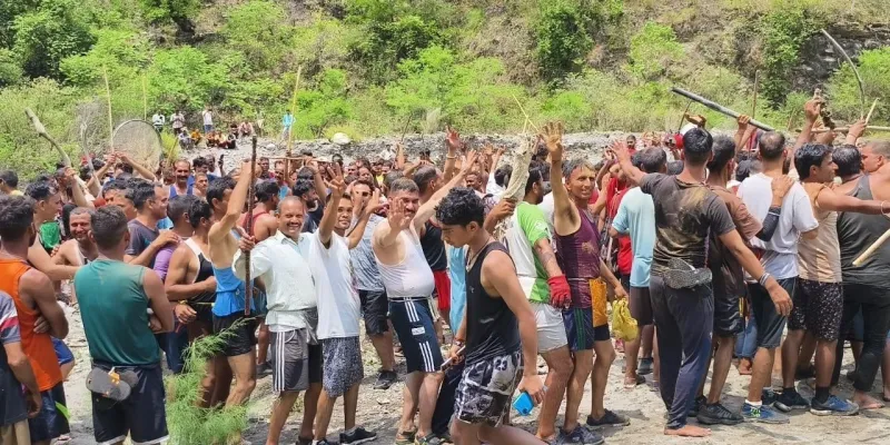 Tehri News: 1866 से चली आ रही ऐतिहासिक मौण मेला परंपरा का भव्य आयोजन, अगलाड़ नदी में उमड़ी हजारों श्रद्धालुओं की आस्था
