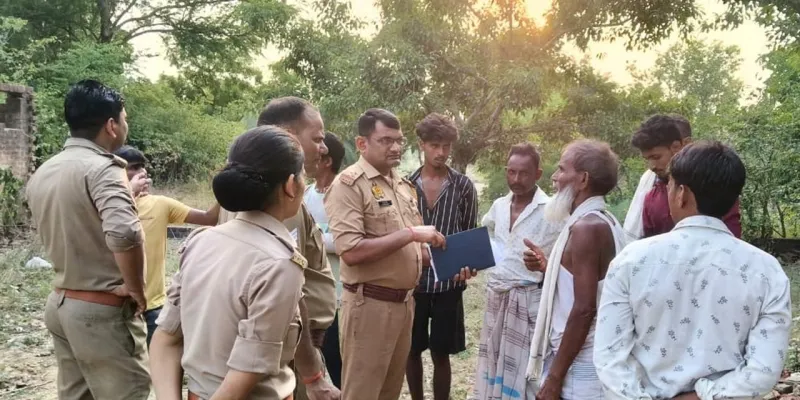Barabanki News : मजार निर्माण को लेकर दो पक्ष आमने-सामने, पुलिस ने रुकवाया निर्माण, जानें मामला