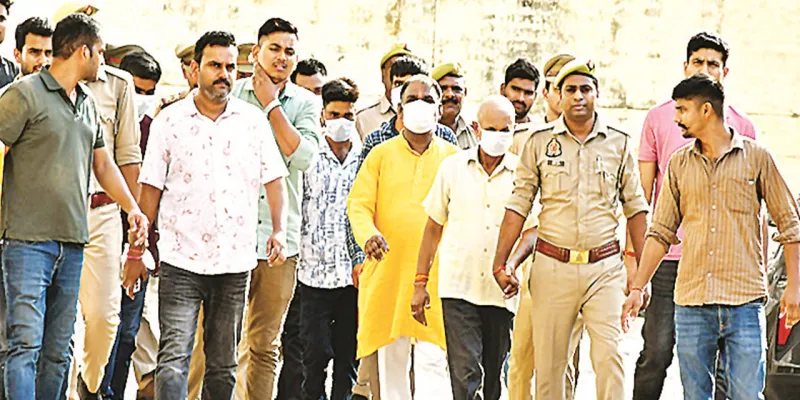 रामलला के चढ़ावे पर डाका :  टिन्नू समेत सभी आठ आरोपी न्यायिक अभिरक्षा में गए जेल, आरोपियों की निशानदेही पर बरामद करीब 80 लाख रुपये भी कोर्ट में पेश